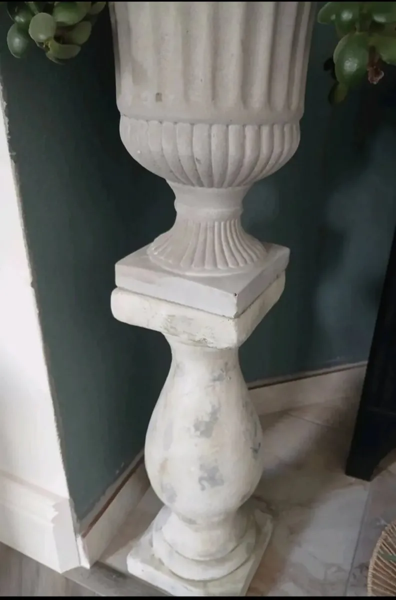 Stine urn and pedestal - Image 2