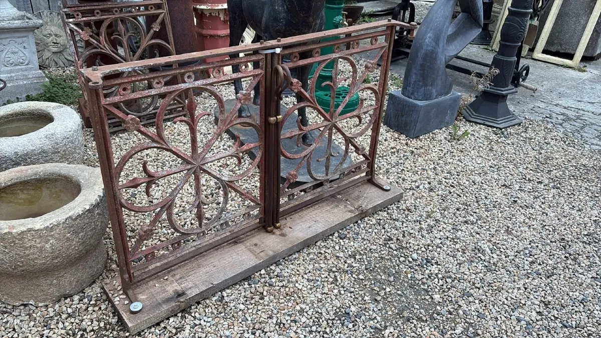 Low garden gates and side gates - Image 1