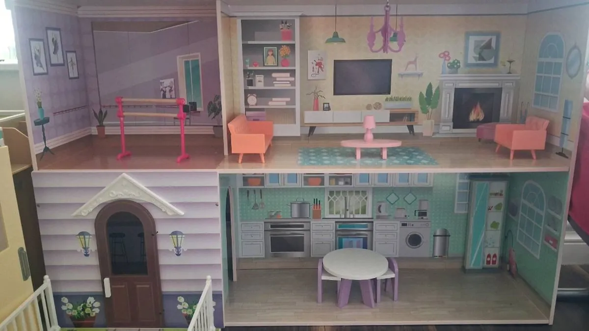 Lillie's wooden doll house - Image 1