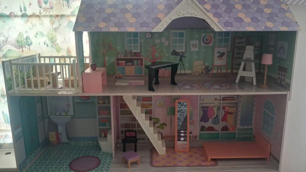 Lillie's wooden doll house - Image 2