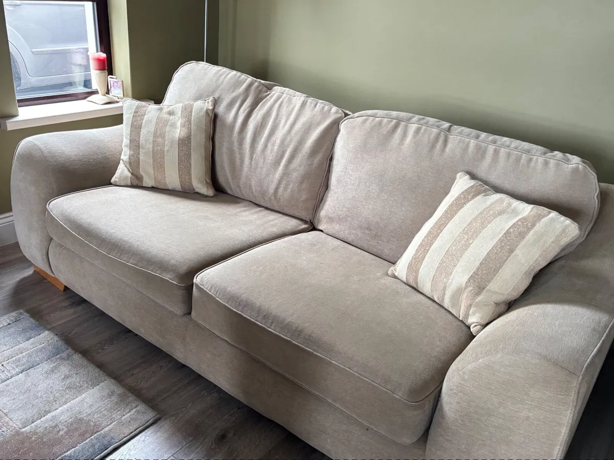 3+2 seater couch - Image 1