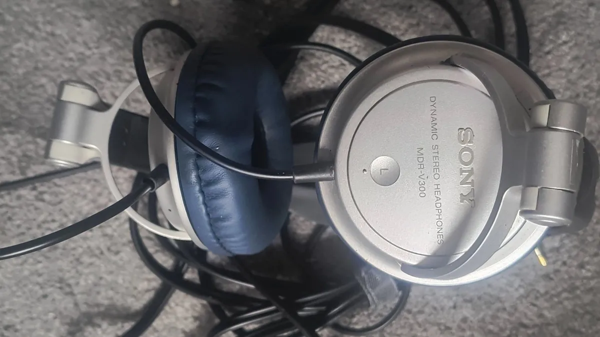 Wired on-ear headphones Sony MDR-V300. - Image 3