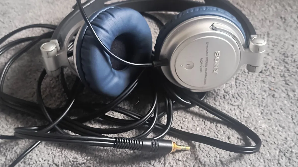 Wired on-ear headphones Sony MDR-V300. - Image 2