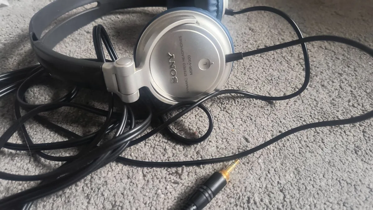 Wired on-ear headphones Sony MDR-V300. - Image 1