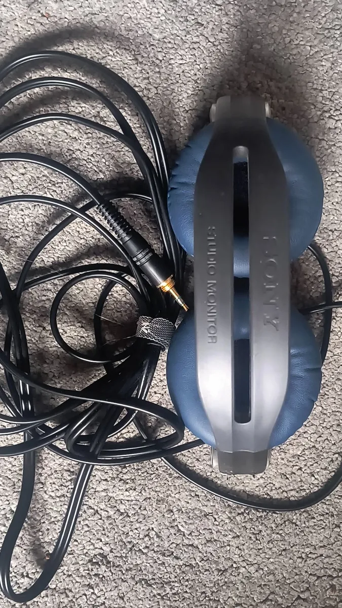 Wired on-ear headphones Sony MDR-V300. - Image 4