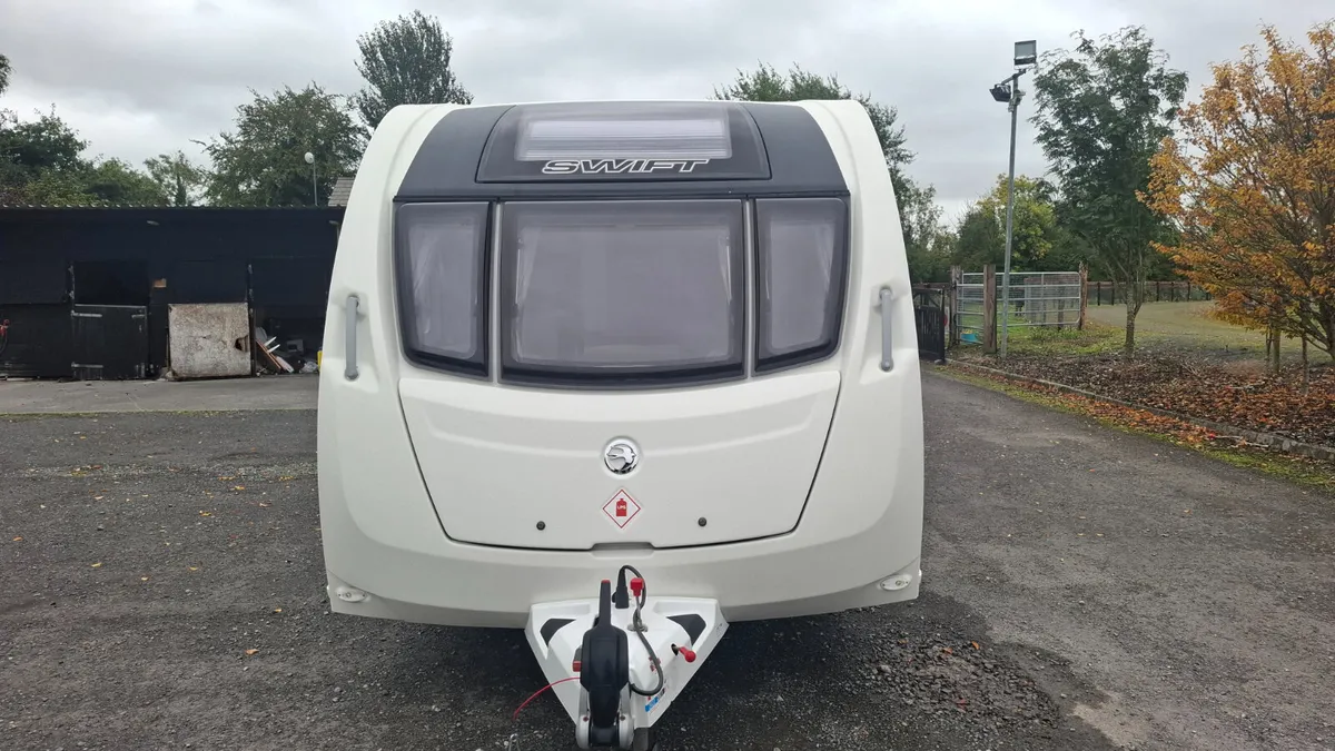 Swift Caernarfon Island Bed Caravan - Image 2