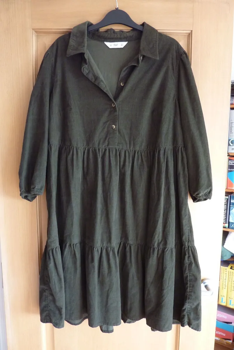 Green dress - Image 2