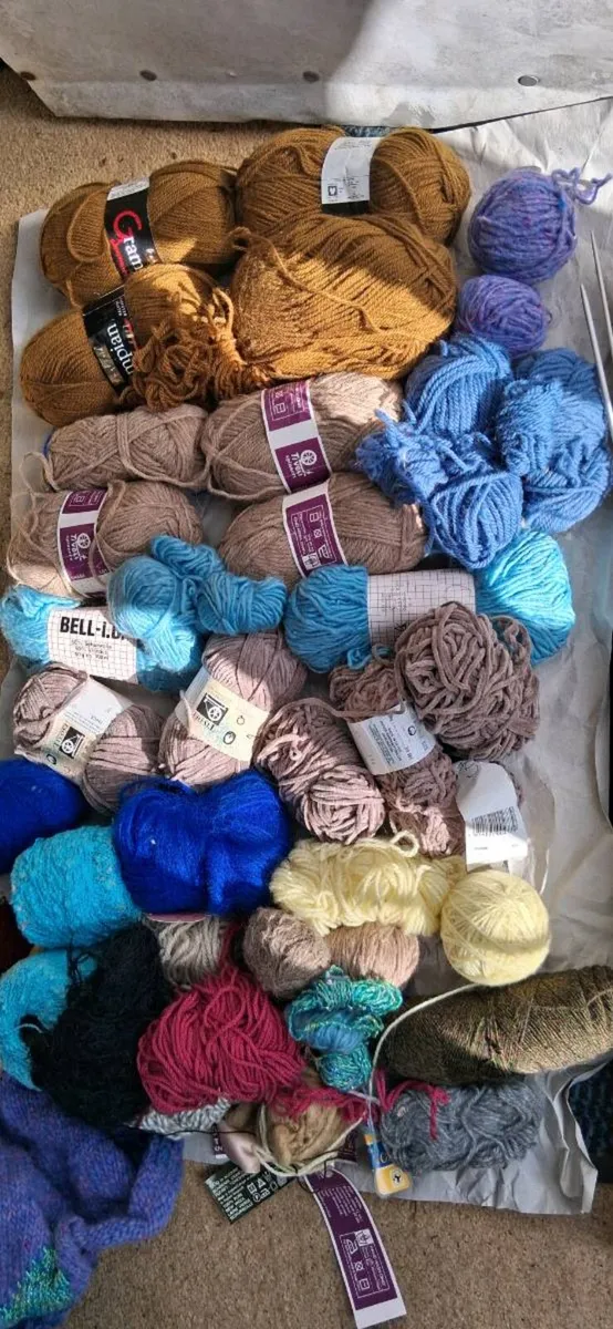Wool and needles - Image 1