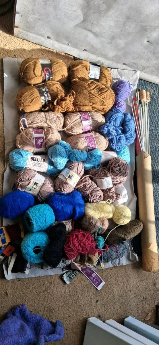 Wool and needles - Image 2