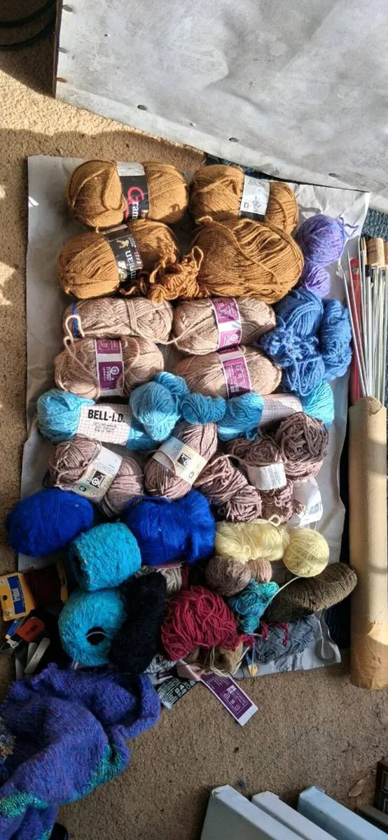 Wool and needles - Image 3