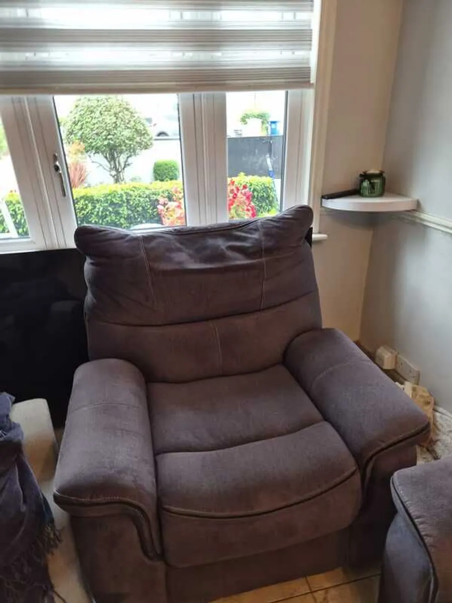 3 seater recliner and 2 reclining chairs - Image 2