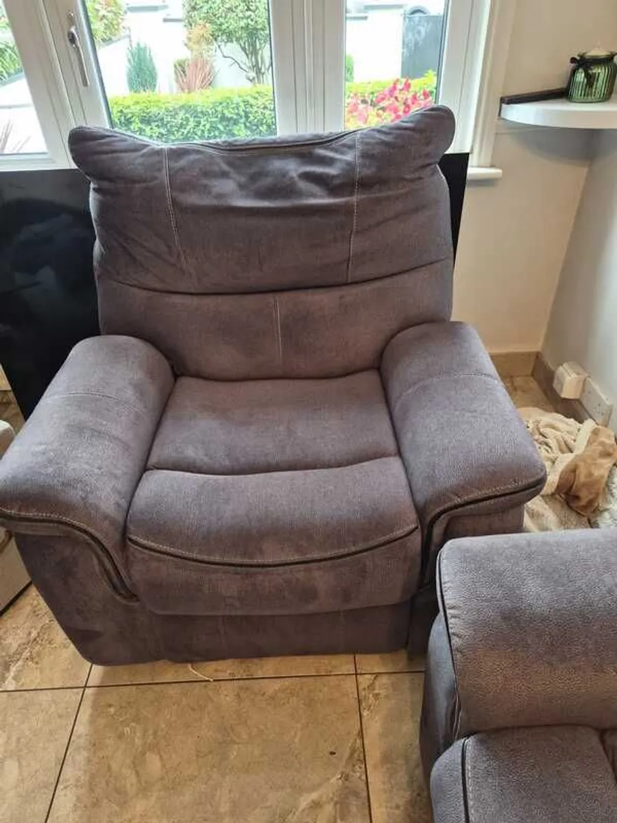 3 seater recliner and 2 reclining chairs - Image 3