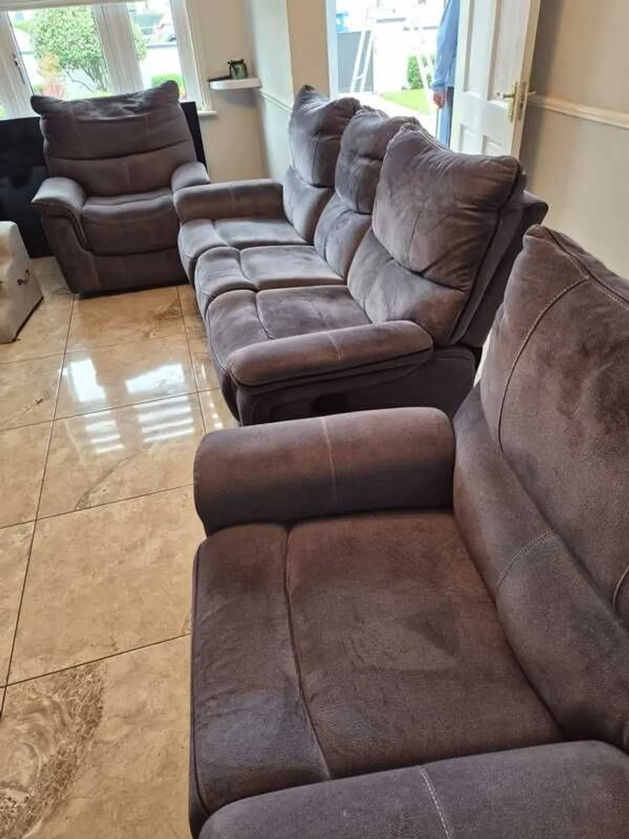 3 seater recliner and 2 reclining chairs - Image 4