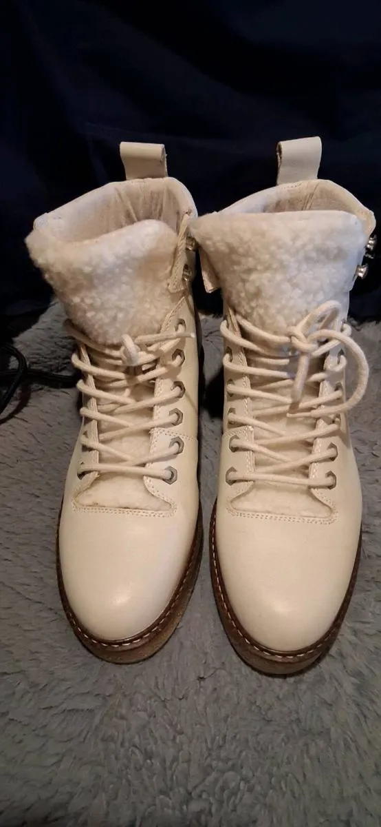 Shoe the Bear Boots - Image 1