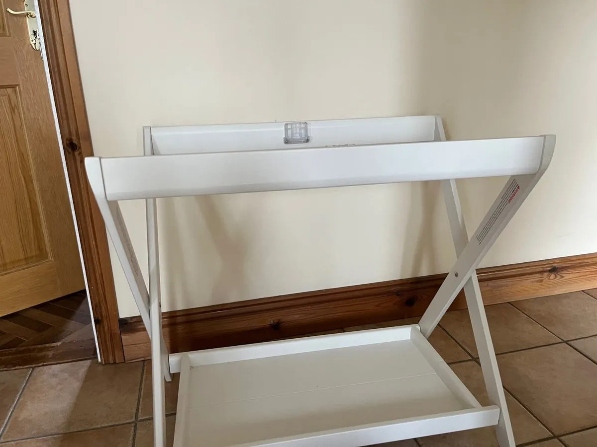 Bassinet stand - Image 1