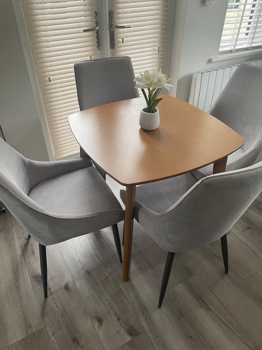 Table and chairs - Image 1