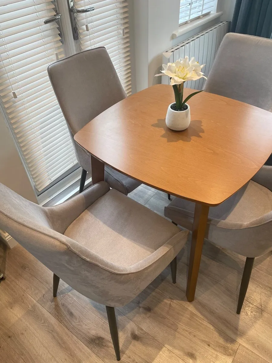 Table and chairs - Image 2