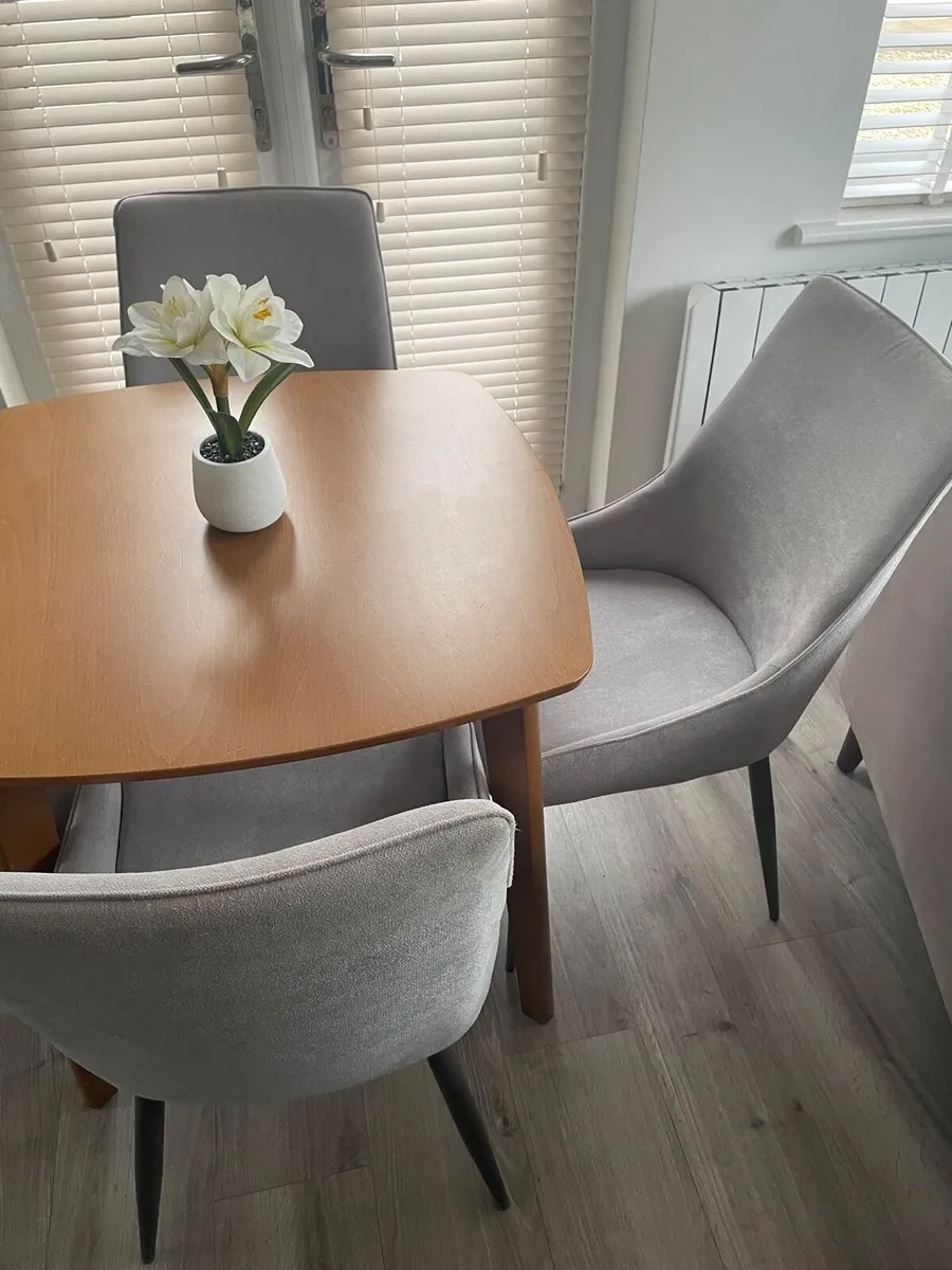 Table and chairs - Image 3