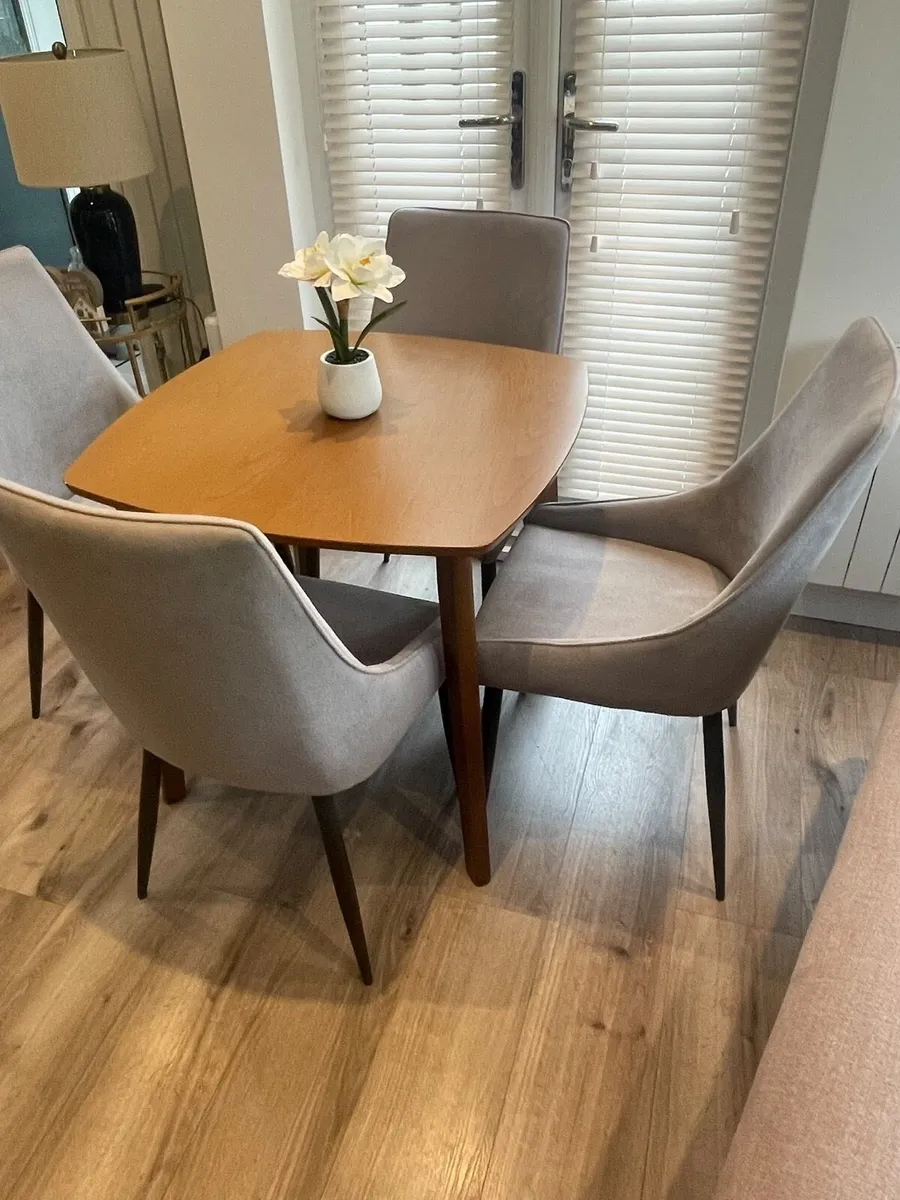 Table and chairs - Image 4