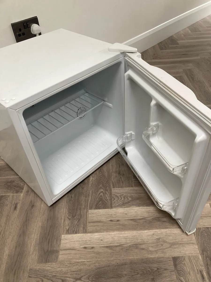 Small fridge - Image 1