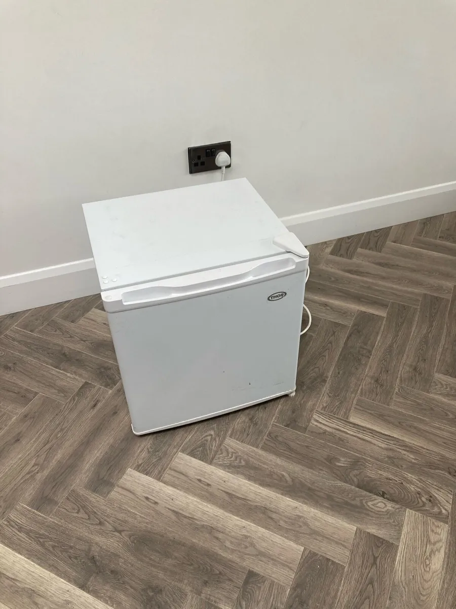 Small fridge - Image 2