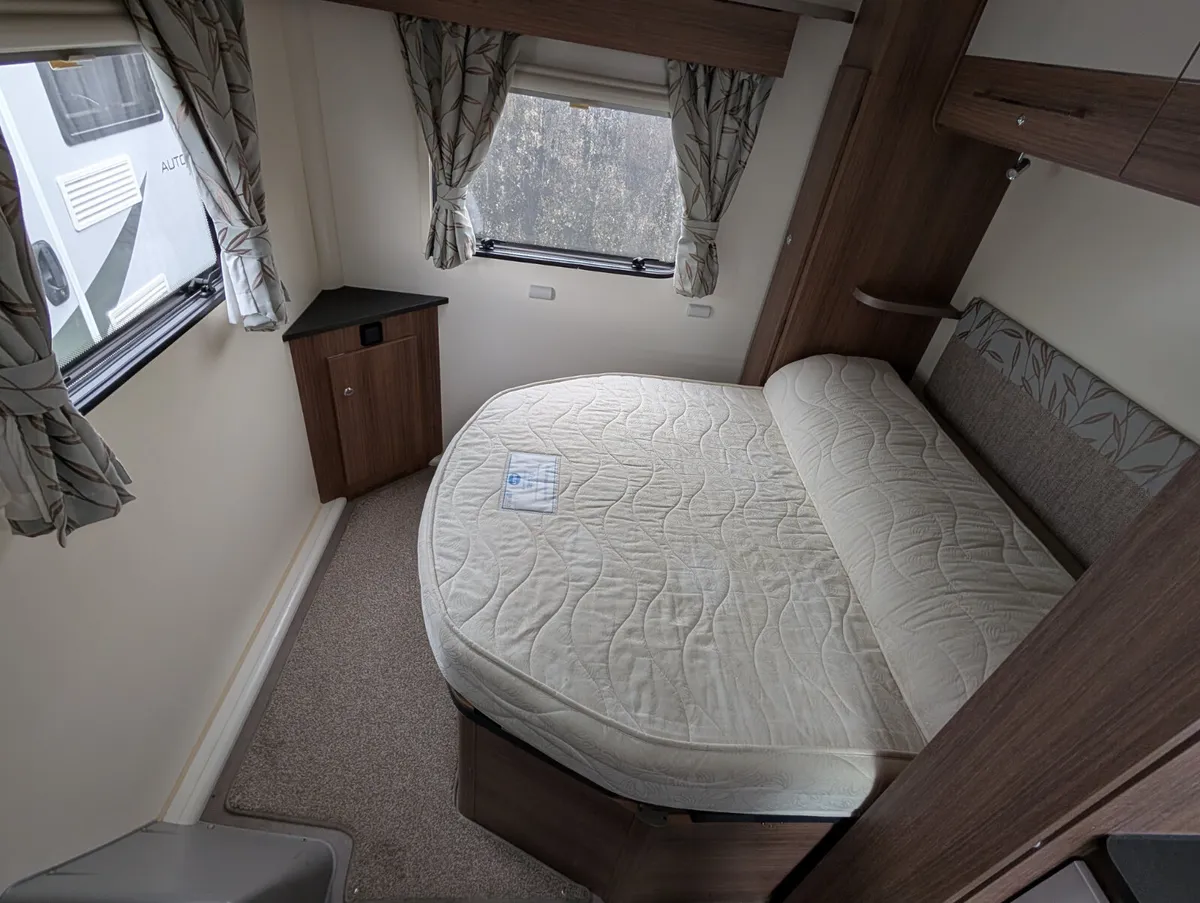 Spacious 'Island' Bed Motorhome - Image 4