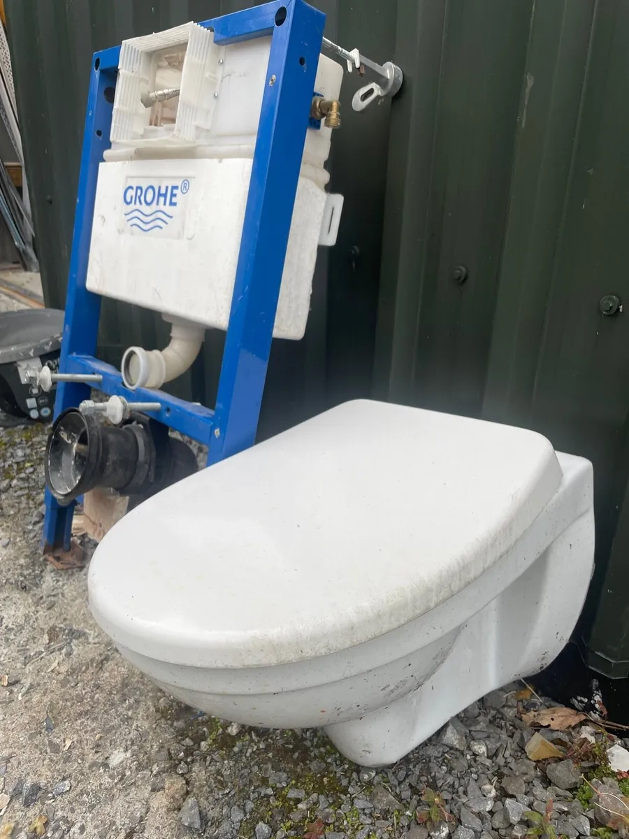 Toilet - Image 3