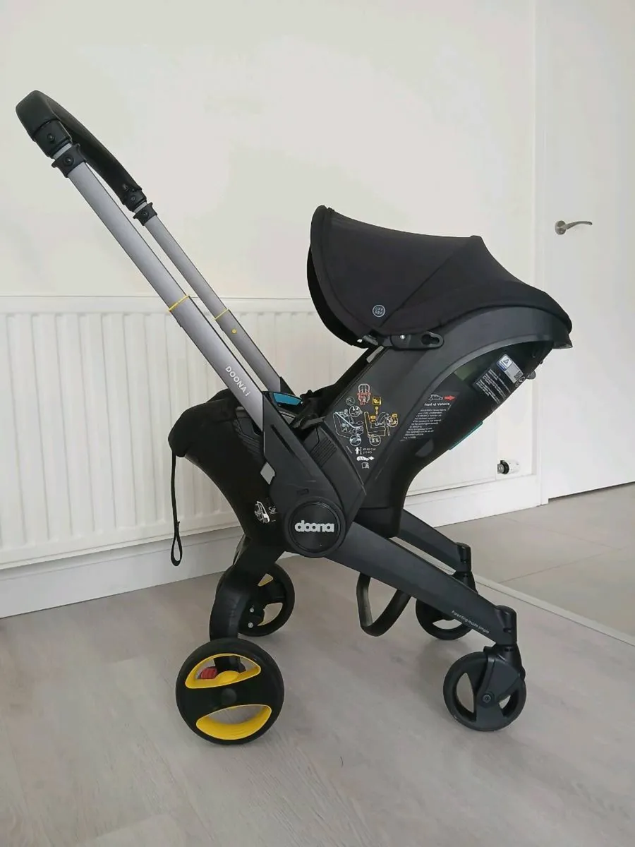 Donna Car Seat & Stroller + ISOFIX base - Image 1