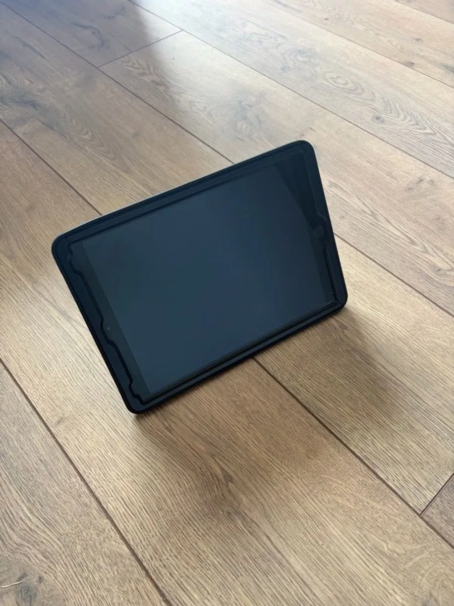 Ipad 8th gen WIFI 32gb - Image 1