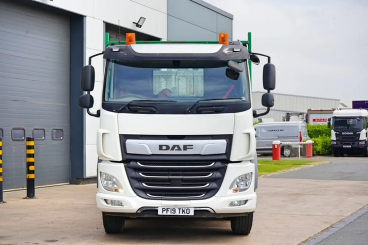 2019 DAF CF 410 8X2 CHEESE-WEDGE BEAVERTAIL - Image 2