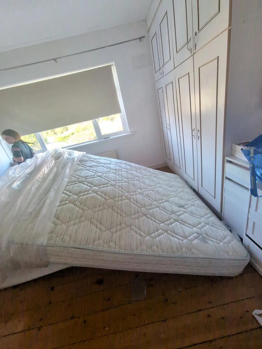 King mattress barely used - Image 2
