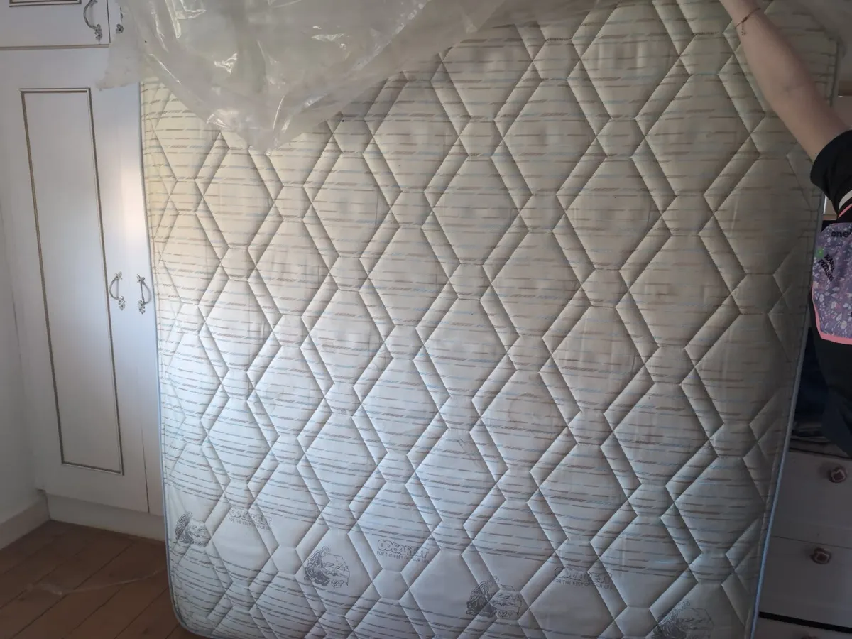 King mattress barely used - Image 3