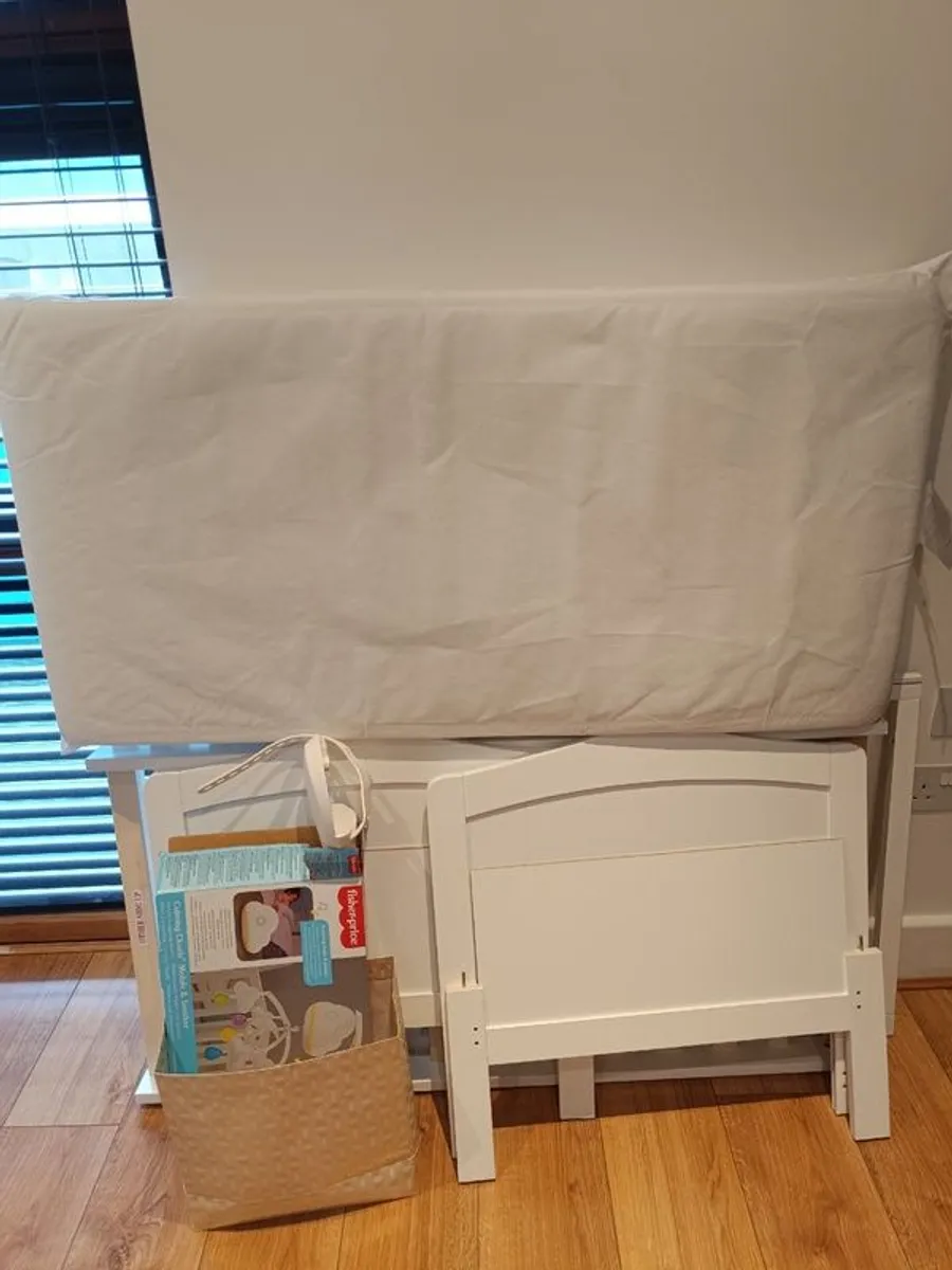 Baby cot - like new - Image 1
