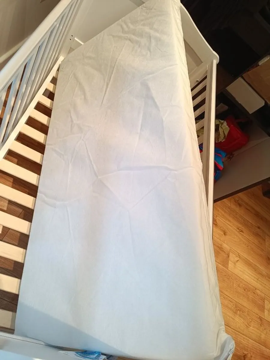 Baby cot - like new - Image 2