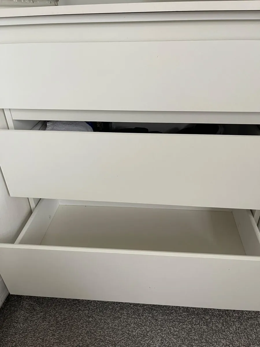 Chest of drawers - Image 1