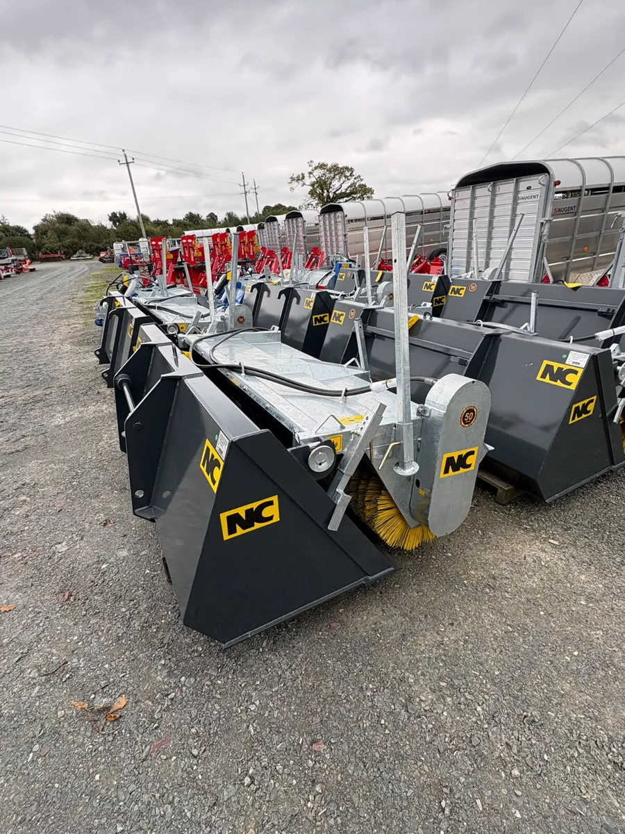 New NC Bucket Sweeper 7' 9 (Manitou) - Image 2