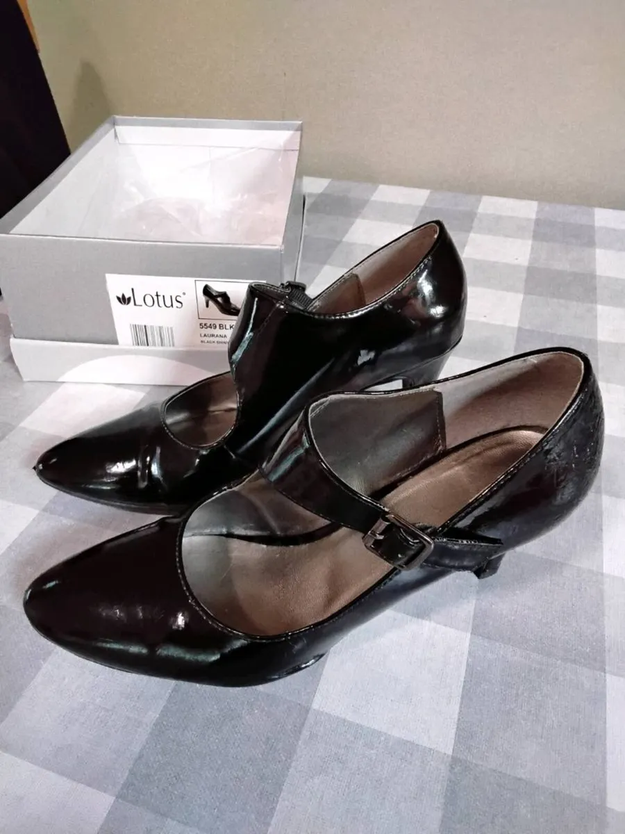 Ladies Shoes - Image 1