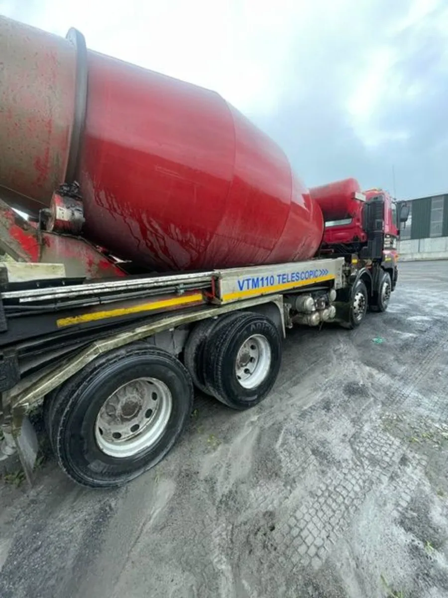 2007 Hino Mixer with Conveyor - Image 3