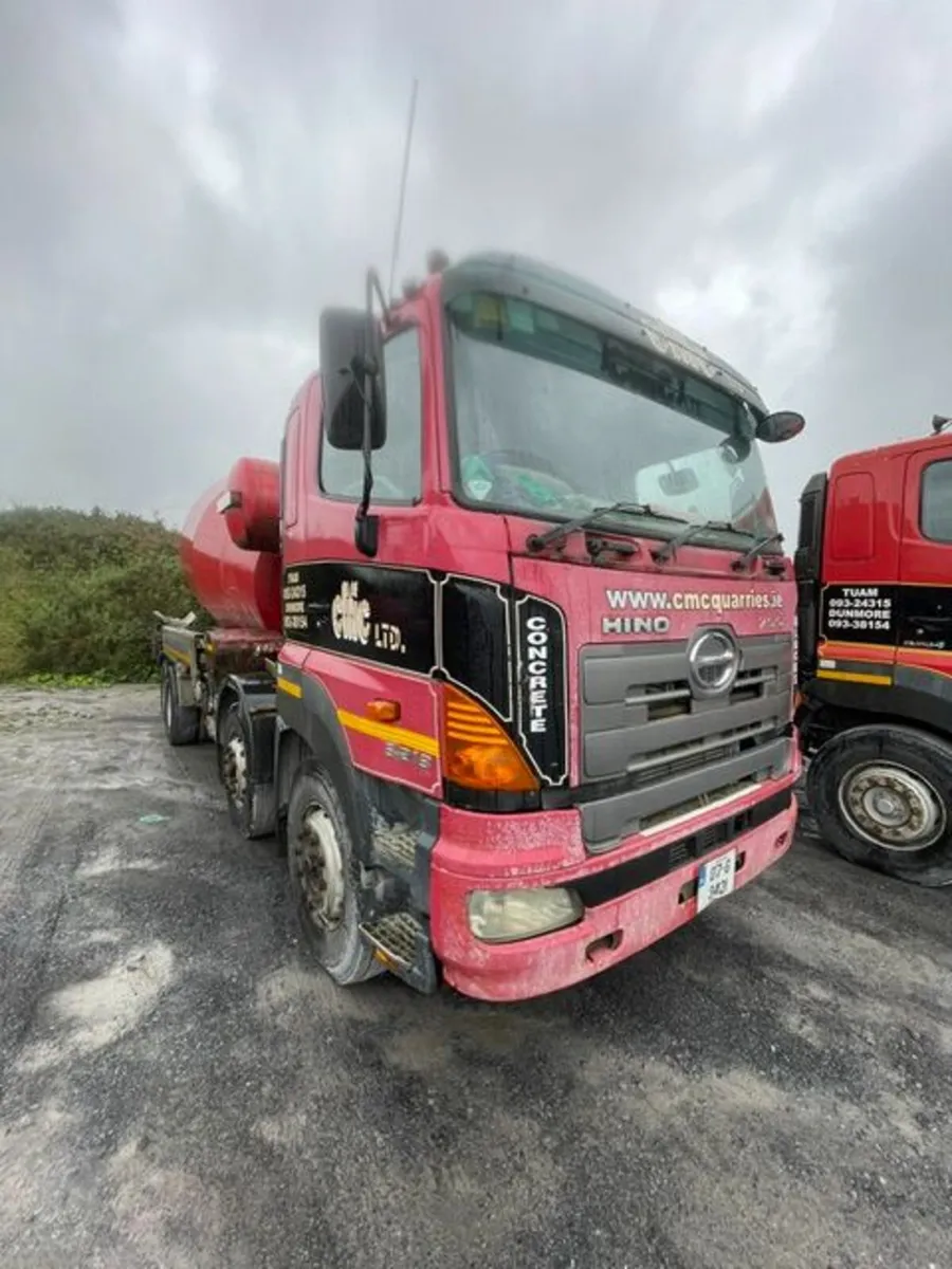 2007 Hino Mixer with Conveyor - Image 1