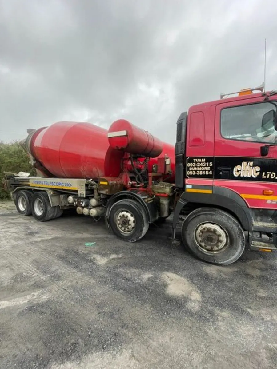 2007 Hino Mixer with Conveyor - Image 2