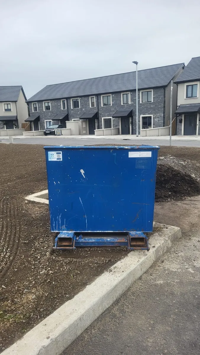 Forklift tipping skip - Image 2