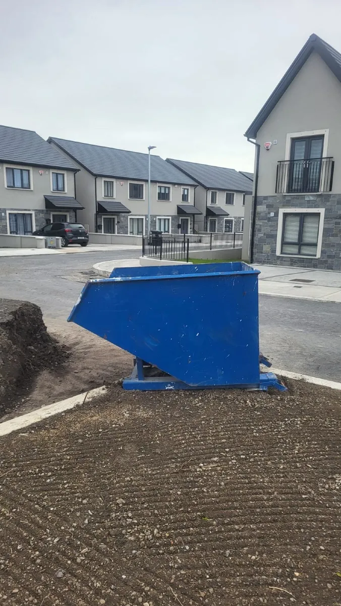 Forklift tipping skip - Image 3