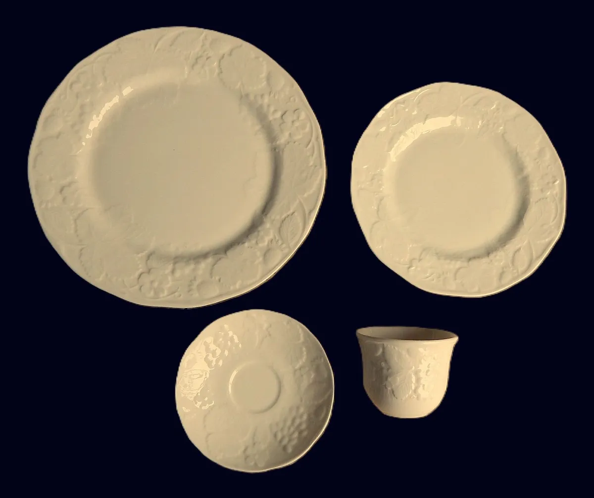 Wedgwood Bone China Strawberry & Vine Tableware - Image 4