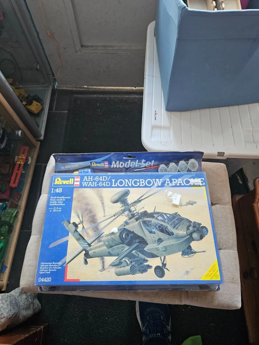 Airfix Revell Apache Attack Helicopter 1.48 - Image 1