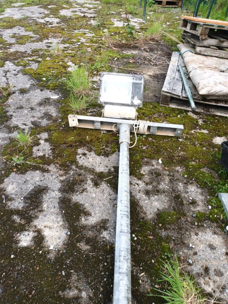 7m Galvanised Lamp Post - Image 1