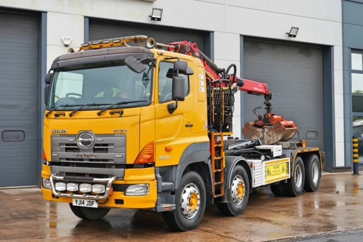 2014 HINO 700 SERIES 8X4 HOOK LOADER WITH CRANE - Image 3