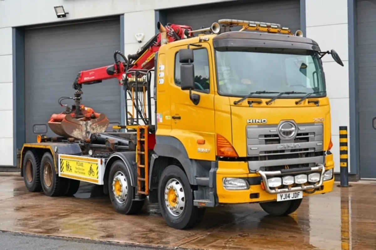 2014 HINO 700 SERIES 8X4 HOOK LOADER WITH CRANE - Image 1