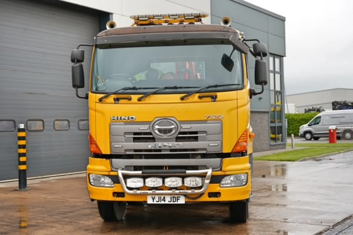 2014 HINO 700 SERIES 8X4 HOOK LOADER WITH CRANE - Image 2