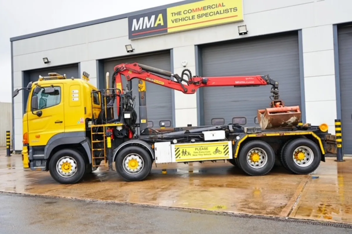 2014 HINO 700 SERIES 8X4 HOOK LOADER WITH CRANE - Image 4