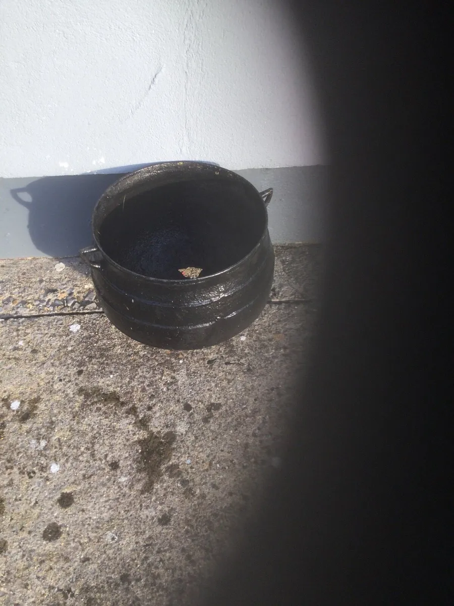 Antique pots - Image 2